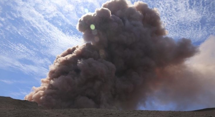 Miles de evacuaciones por erupción de volcán en Hawái