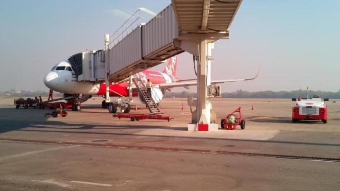 Una mujer salta a la pista para no perder su  vuelo