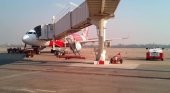 Una mujer salta a la pista para no perder su  vuelo