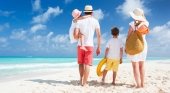 Familia de vacaciones en un destino de playa. Foto de Noticias a tu alcance
