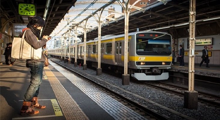 Empresa de ferrocarril se disculpa por un tren que salió 25 segundos antes. Foto de Conoce Japón