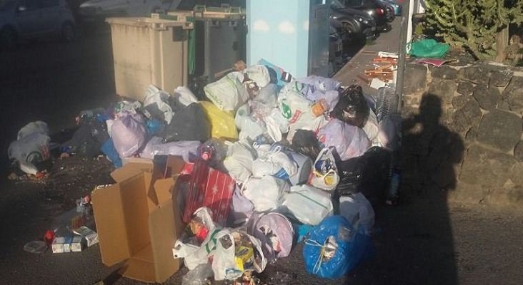 Hoteles de Playa Blanca en guerra con el Ayuntamiento por la acumulación de basura