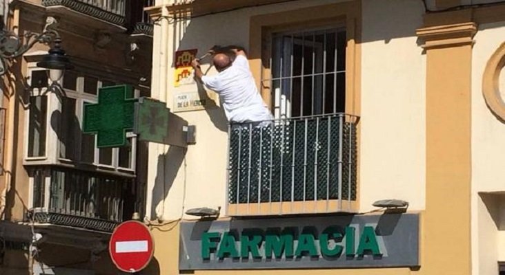 El Centro Histórico de Málaga elimina los mosaicos de Invader