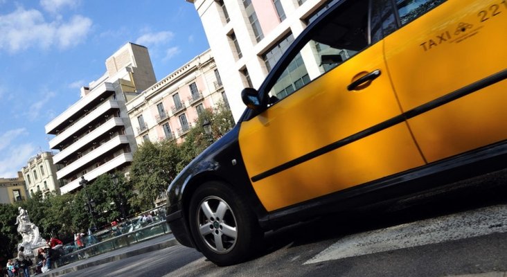 Barcelona multará a taxista en sandalias o tirantes