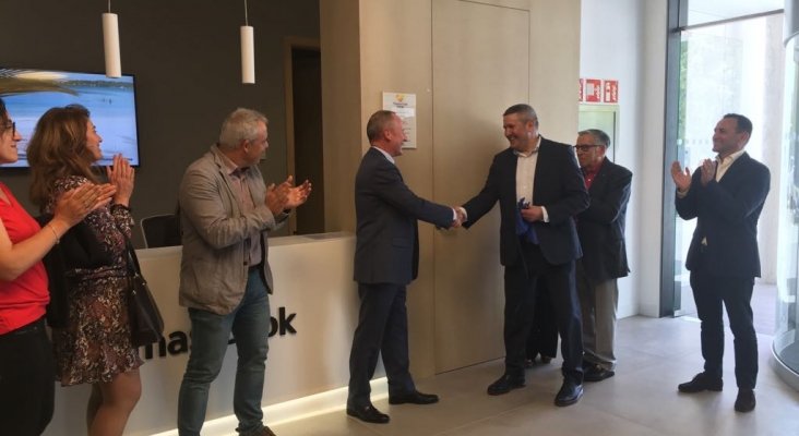 Mañez y Mottershead celebran la inauguración oficial junto a los propietarios del edificio