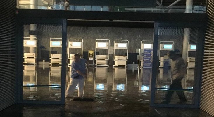 Una tormenta ocasiona el caos en el Aeropuerto de Zaragoza