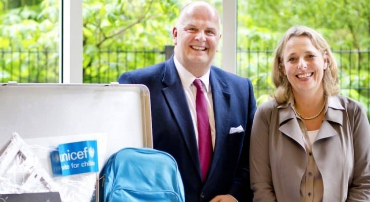 Thomas Ellerbeck, presidente de la Junta de Fideicomisarios de la TUI Care Foundation, y Suzanne Laszlo, directora de UNICEF Netherlands