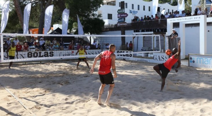 Exfutbolistas holandeses se citan en Ibiza para jugar al 'footvolley'