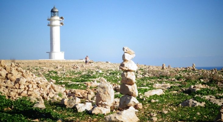 Torres de piedras: la moda que implica riesgos medioambientales. Foto: Faro de es Cap, Formentera|Diario de Ibiza