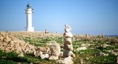 Torres de piedras: la moda que implica riesgos medioambientales. Foto: Faro de es Cap, Formentera|Diario de Ibiza