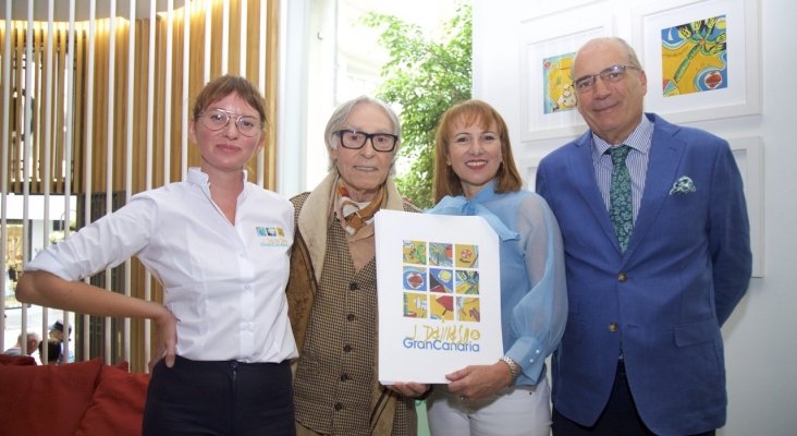 Trabajadora de OIT; Pepe Dámaso; Inés Jiménez, presidenta del Patronato de Turismo de Gran Canaria; y Juan José Laforet, cronista de la ciudad de Las Palmas de Gran Canaria