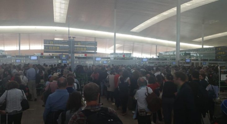 Vuelven las colas multitudinarias al aeropuerto de El Prat. Foto: LV