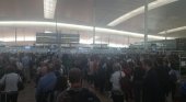 Vuelven las colas multitudinarias al aeropuerto de El Prat. Foto: LV