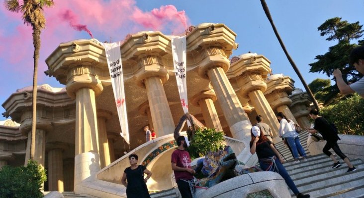 Activistas contra la masificación se encadenan al dragón de Gaudí