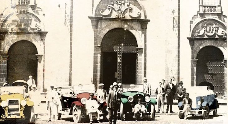 Vehículos antiguos frente a la basílica de Teror, Gran Canaria. Foto: FEDAC