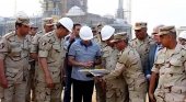 El presidente egipcio Al Sisi visitando las obras