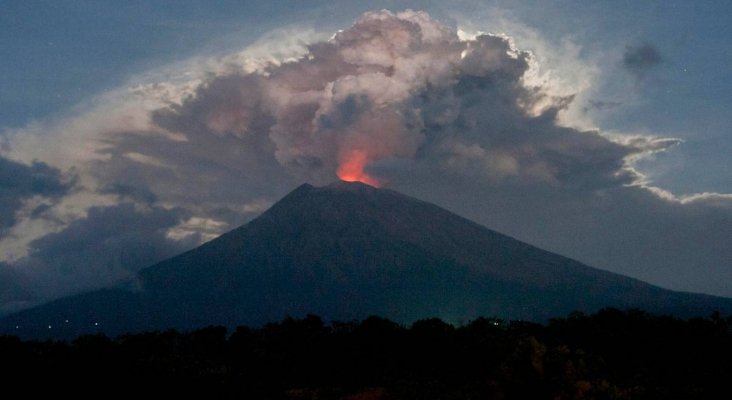 El volcán de Bali vuelve a la carga con 450 vuelos cancelados