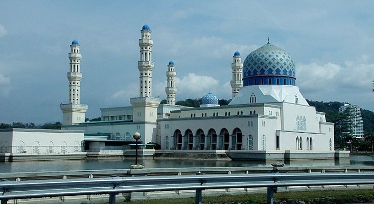 Mezquita prohíbe la entrada a turistas por el baile viral de dos foráneas|mohigan