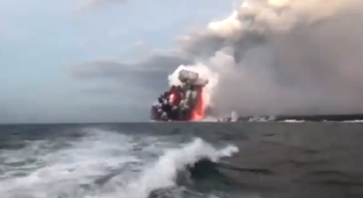 Bomba de lava cae sobre un barco turístico ocasionando 23 heridos en Hawái|Fotograma del momento del impacto