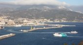 Puerto de Ceuta, con el Jebel Musa al fondo Foto: carlos corzo/CC BY-SA 3.0