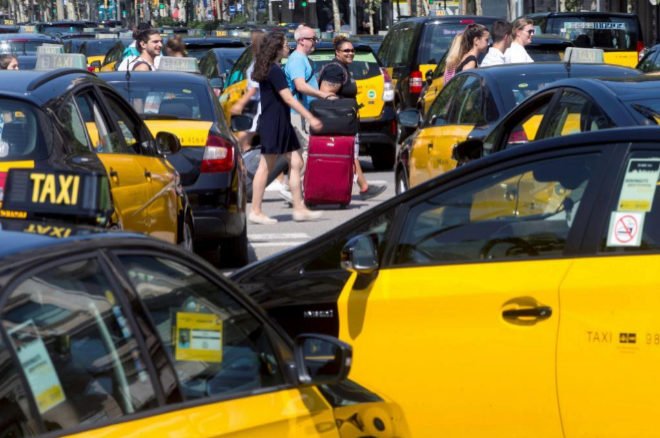 Los taxistas de Barcelona y Madrid declaran la huelga indefinida