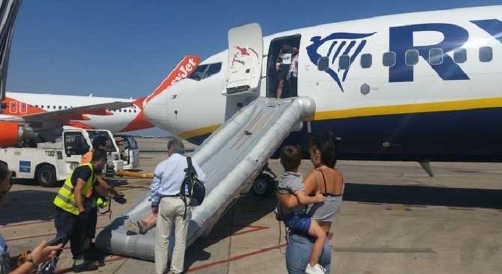 Evacúan un avión de Ryanair tras la explosión de batería de un móvil