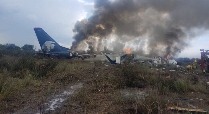 Se estrella avión de Aeromexico con 80 pasajeros a bordo