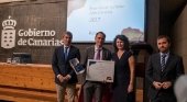 Los Premios de Turismo ‘Islas Canarias’ 2018, ya tienen dueño|Foto: Carlos Fernández, presidente de la Asociación de Turismo Rural Isla Bonita, posando con el Premio de Turismo 'Islas Canarias' 2017-Nexotur