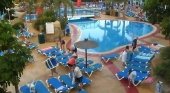 Reserva de hamacas en piscina