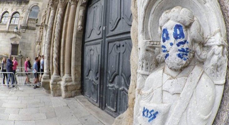 Pintan un grafiti de Kiss en una escultura de la Catedral de Santiago|Foto: EFE vía El Confidencial