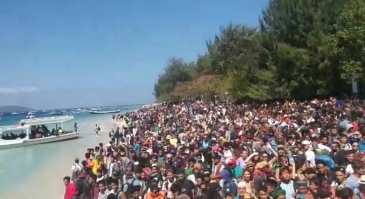 Éxodo turístico en Lombok|Foto: Cientos de turistas esperan en las costas de las islas Gili para ser evacuados- Handout / Reuters