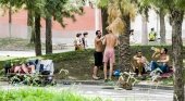 Turistas acampan en un parque de la Barceloneta entre suciedad y drogas|Xavier Cervera vía La Vanguardia