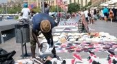 El top manta invade zonas turísticas de España|Foto: vendedores ambulantes en el Puerto de Barcelona- Marga Cruz vía El Mundo