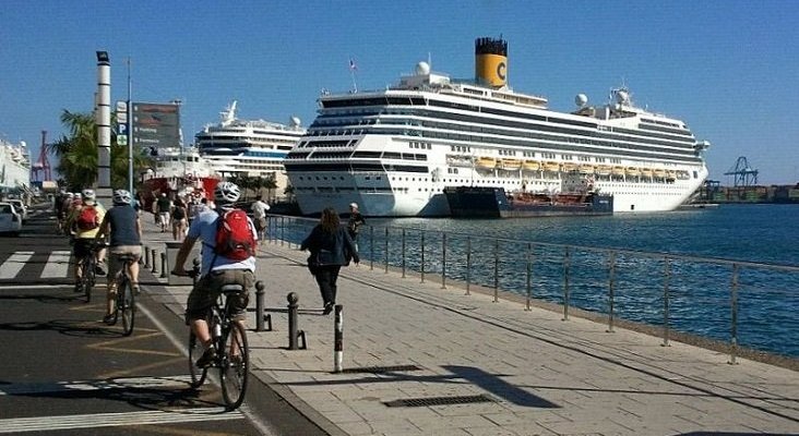 Turismo de cruceros crece un 23,5% y deja a 4,4 millones de pasajeros|Crucero Costa Mágica en el Puerto de Las Palmas de Gran Canaria- JUAN RAMON RODRIGUEZ SOSA CC BY-SA 2.0