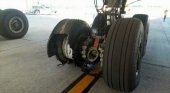300 pasajeros de Iberia atrapados en Quito al estallar el neumático de un avión|Foto: Neumático dañado- The Aviation Herald