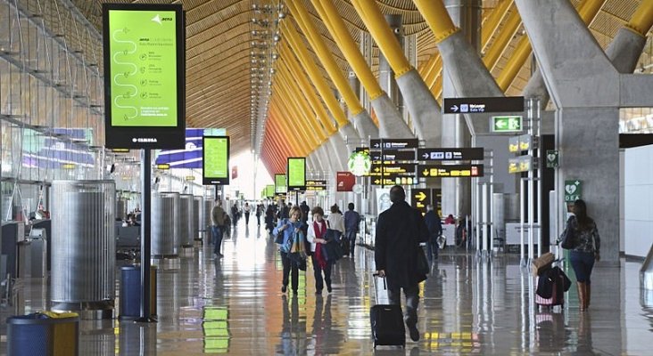 Aumenta un 6,1% el tráfico de pasajeros en aeropuertos de Aena|Foto: Aeropuerto Adolfo Suárez Madrid-Barajas- Pop9000 CC BY-SA 4.0