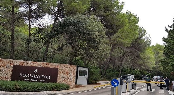 Denuncian a Barceló por colocar una valla en Mallorca y exigir 280 euros para cruzarla|Foto: valla colocada por los dueños del hotel Formentor en Mallorca- El Español