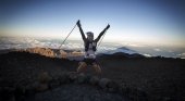Tenerife refuerza su promoción  como destino turístico en Francia|Foto: El corredor Sange Sherpa a su paso por el Teide en la última edición de la Tenerife Bluetrail