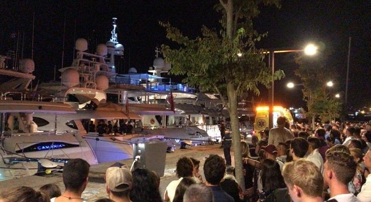 Magnate portugués fallece en Ibiza, al resbalar en su yate|Foto: expectación en el puerto por el levantamiento del cadáver- D.I. vía Diario de Ibiza