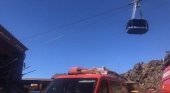 Rescatan a las 34 personas atrapadas en el teleférico del Teide|Foto: @BomberosTf vía La Razón