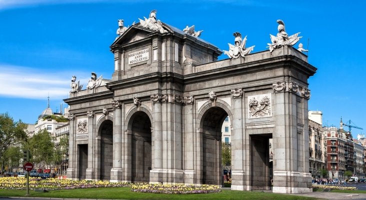 Derbi turístico: los españoles prefieren Madrid y los europeos Barcelona|Puerta de Alcalá Madrid
