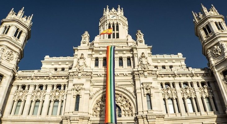 La primera residencia pública para mayores LGTBI del mundo estará en Madrid|Ayuntamiento de Madrid luciendo la bandera LGTBI en el Orgullo de Madrid