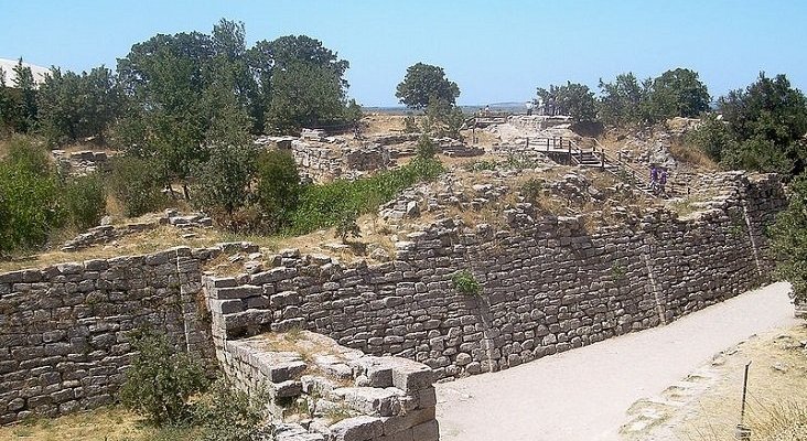 Troya y los Dardanelos| Foto: Restos de la muralla de la ciudad de Troya- CherryX CC BY-SA 3.0