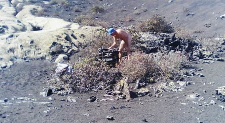 Turista “destroza” colada volcánica junto a Parque Nacional
