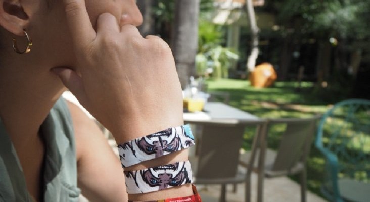 Meliá lanza pulseras que sustituyen a las carteras de sus clientes