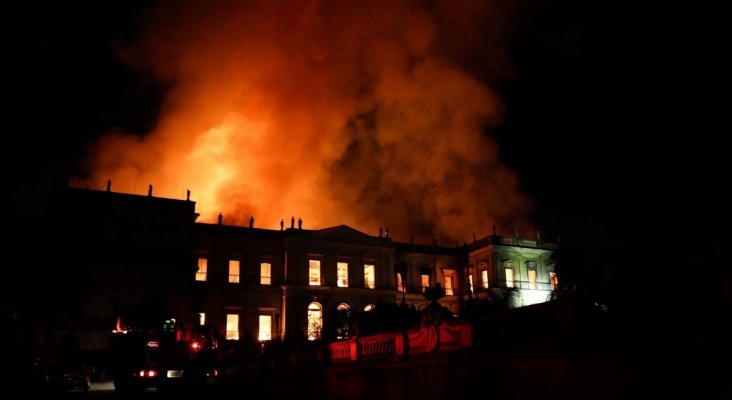 Incendio devora reliquias arqueológicas del Museo Nacional de Brasil|Foto: MARCELO SAYÃO- EFE vía El País