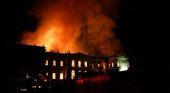 Incendio devora reliquias arqueológicas del Museo Nacional de Brasil|Foto: MARCELO SAYÃO- EFE vía El País