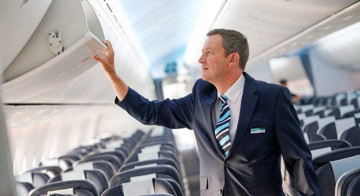 CEO de TUI Airways se convierte en tripulante de cabina por un día|Foto: Kenton Jarvis ejerciendo sus labores como TCP