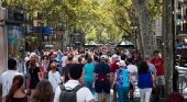 Prensa británica tilda a Barcelona de “parque temático turístico”|Foto: Turistas en La Rambla- The Guardian
