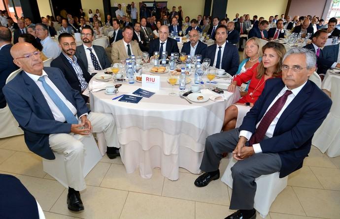 Miembros de la FEHT durante reunión con Reyes Maroto